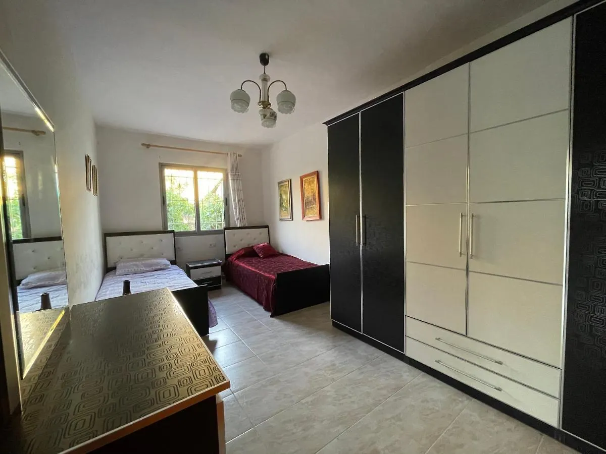 Lovely Spacious House With Big Garden 엘바산