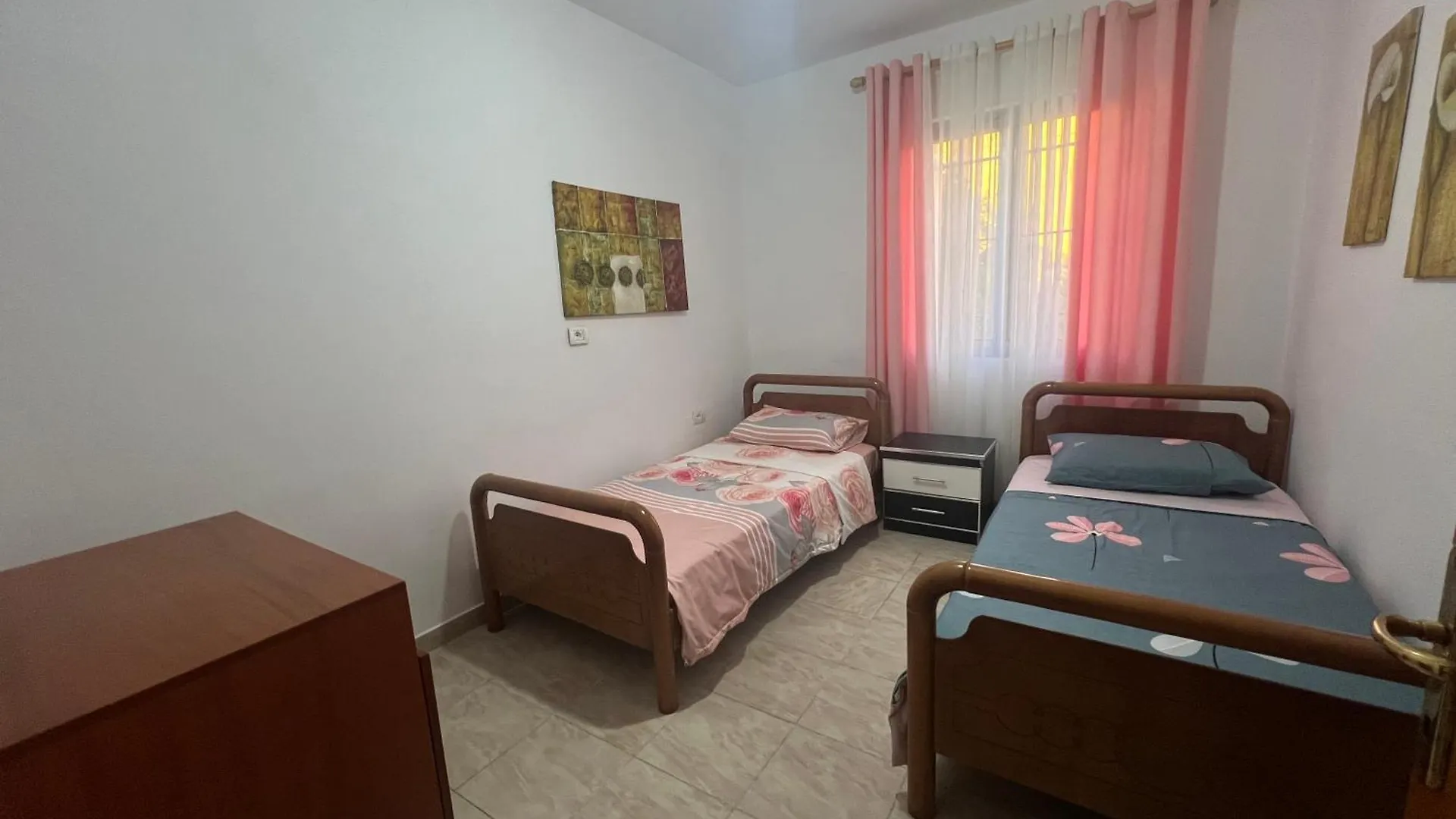 Lovely Spacious House With Big Garden 엘바산 알바니아